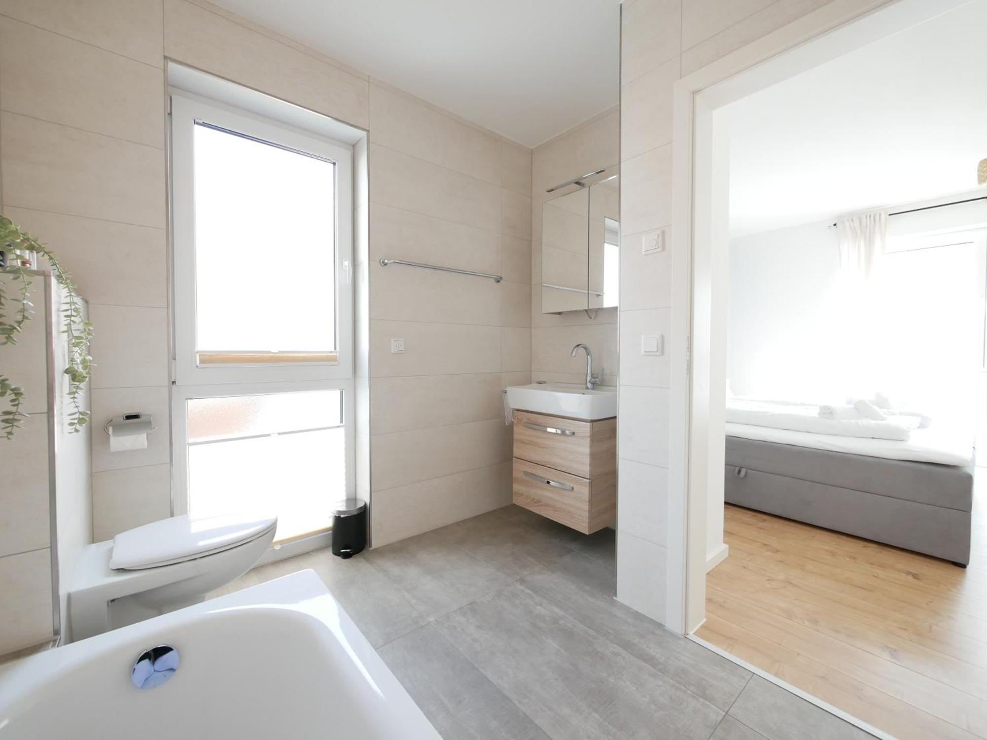 Apartment 85qm, Parkplatz, Zentral, Grosser Balkon, 2 Baeder *