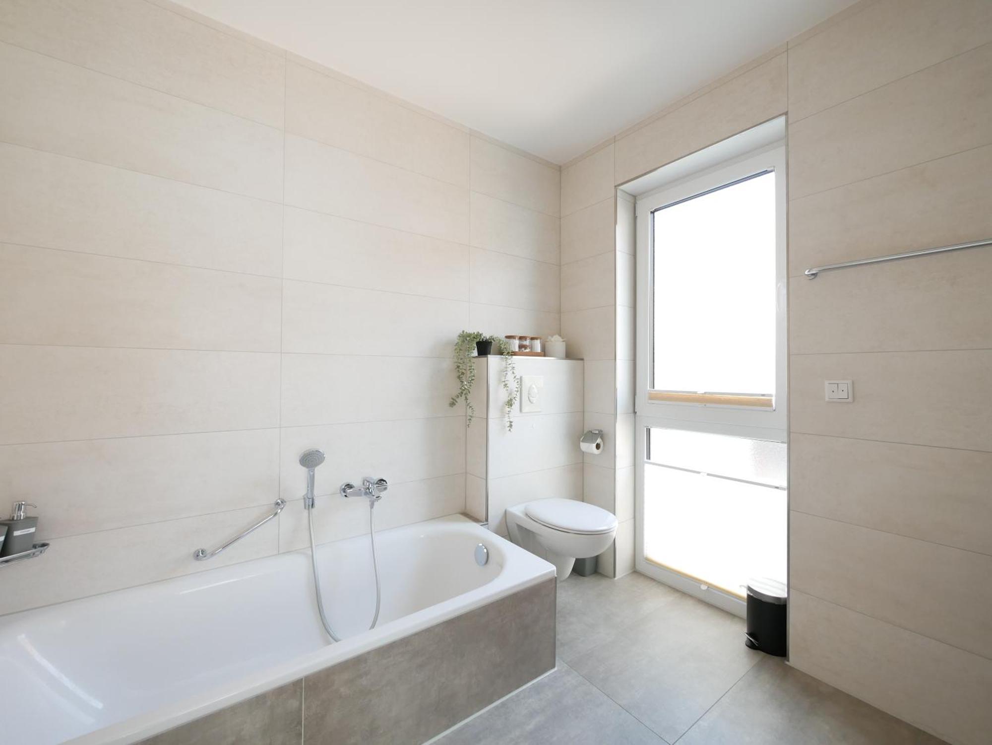 Apartment 85qm, Parkplatz, Zentral, Grosser Balkon, 2 Baeder *