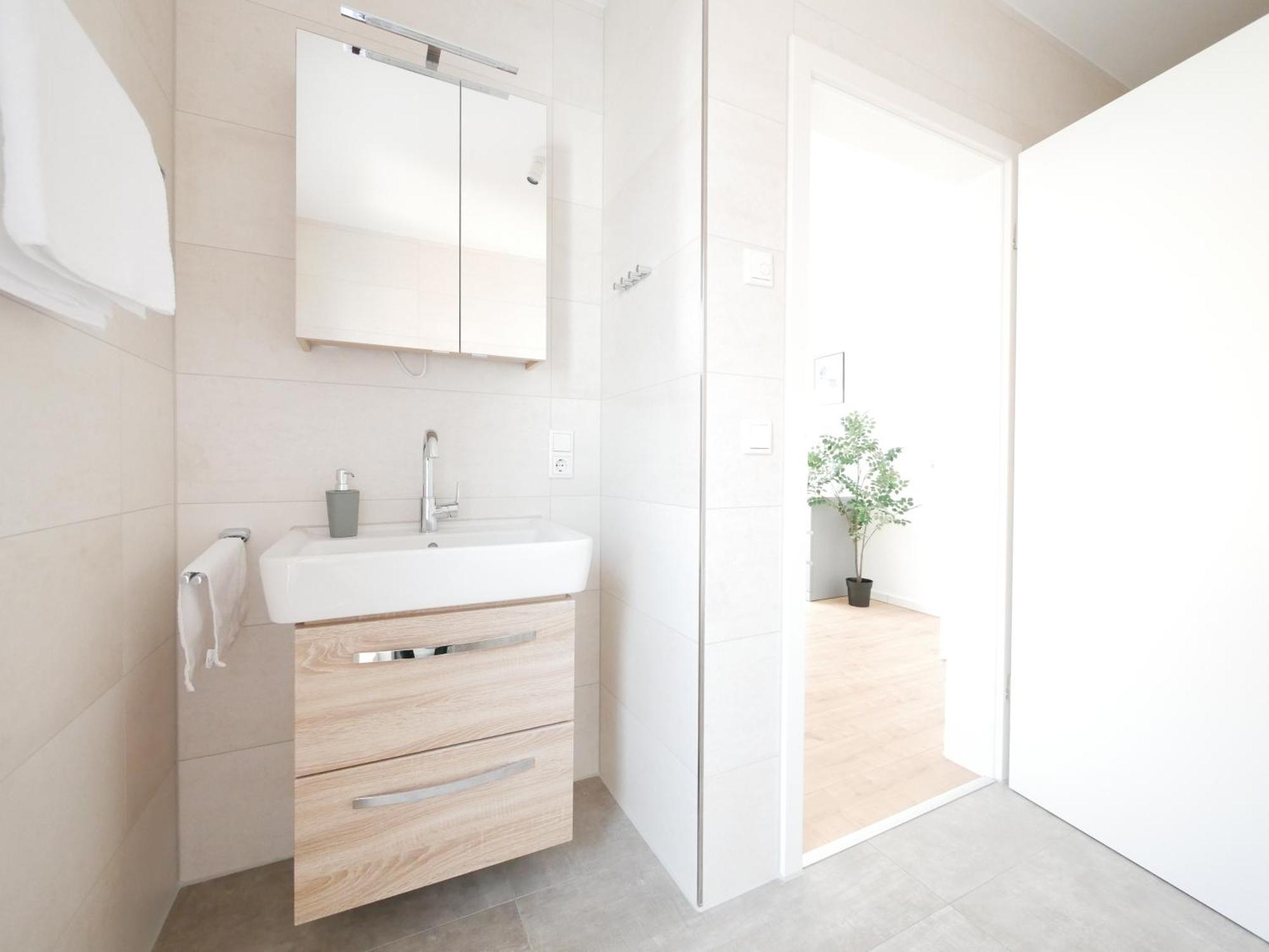 85qm, Parkplatz, Zentral, Grosser Balkon, 2 Baeder