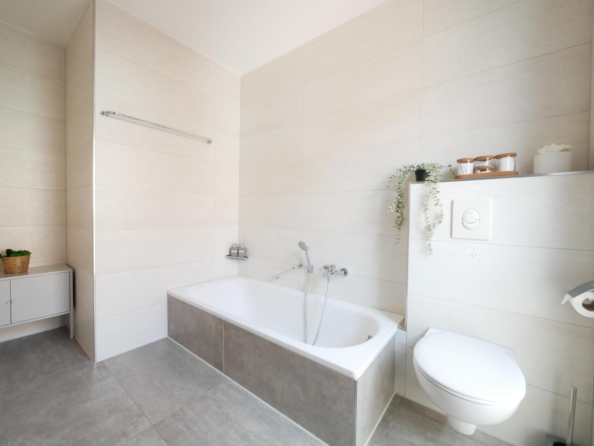 85qm, Parkplatz, Zentral, Grosser Balkon, 2 Baeder