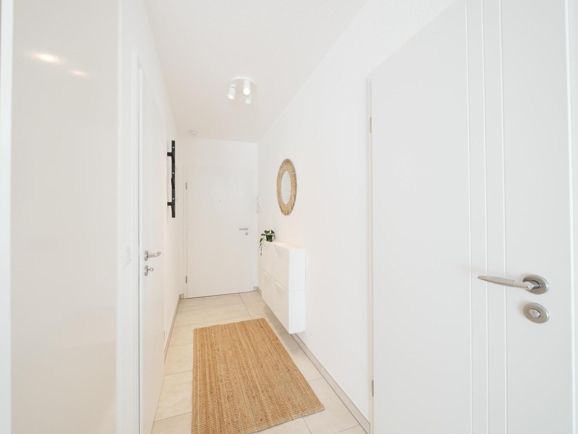 85qm, Parkplatz, Zentral, Grosser Balkon, 2 Baeder Apartment