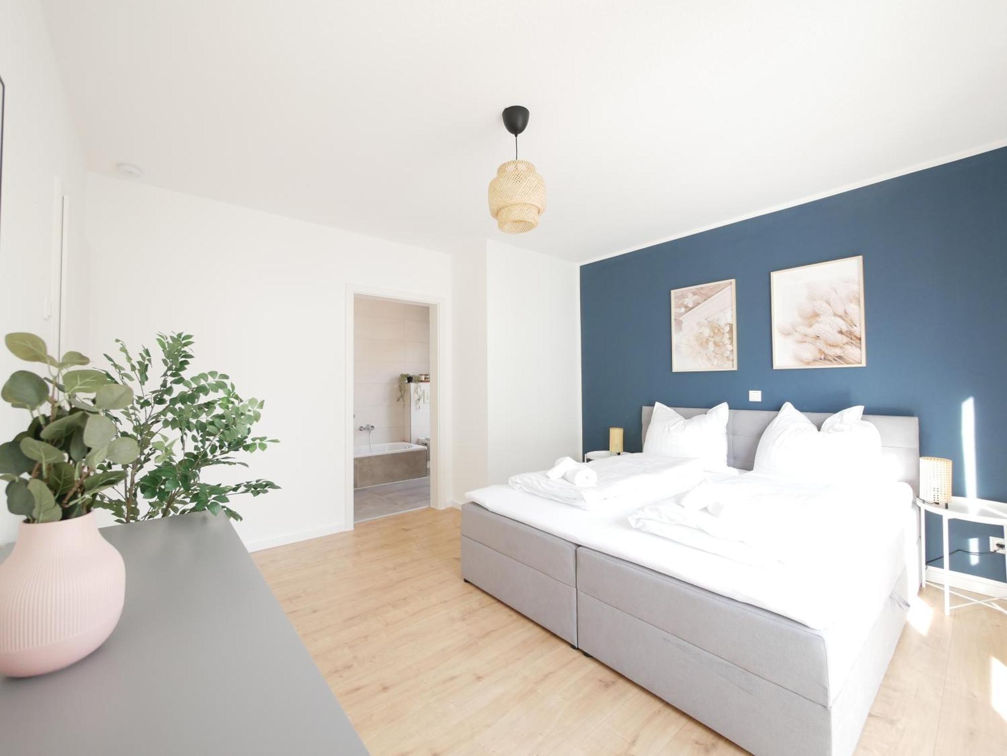 Apartment 85qm, Parkplatz, Zentral, Grosser Balkon, 2 Baeder *