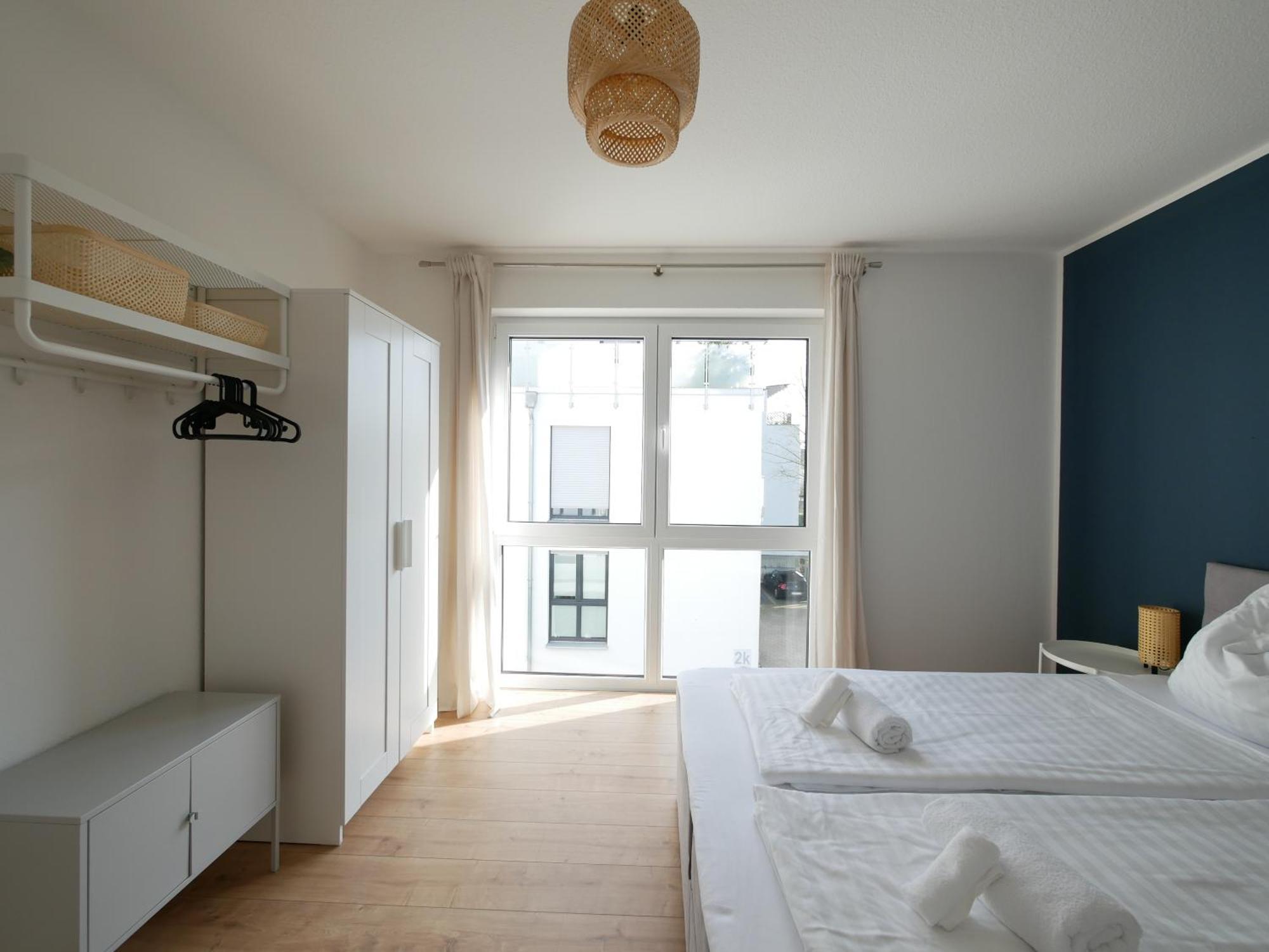 85qm, Parkplatz, Zentral, Grosser Balkon, 2 Baeder Apartment *
