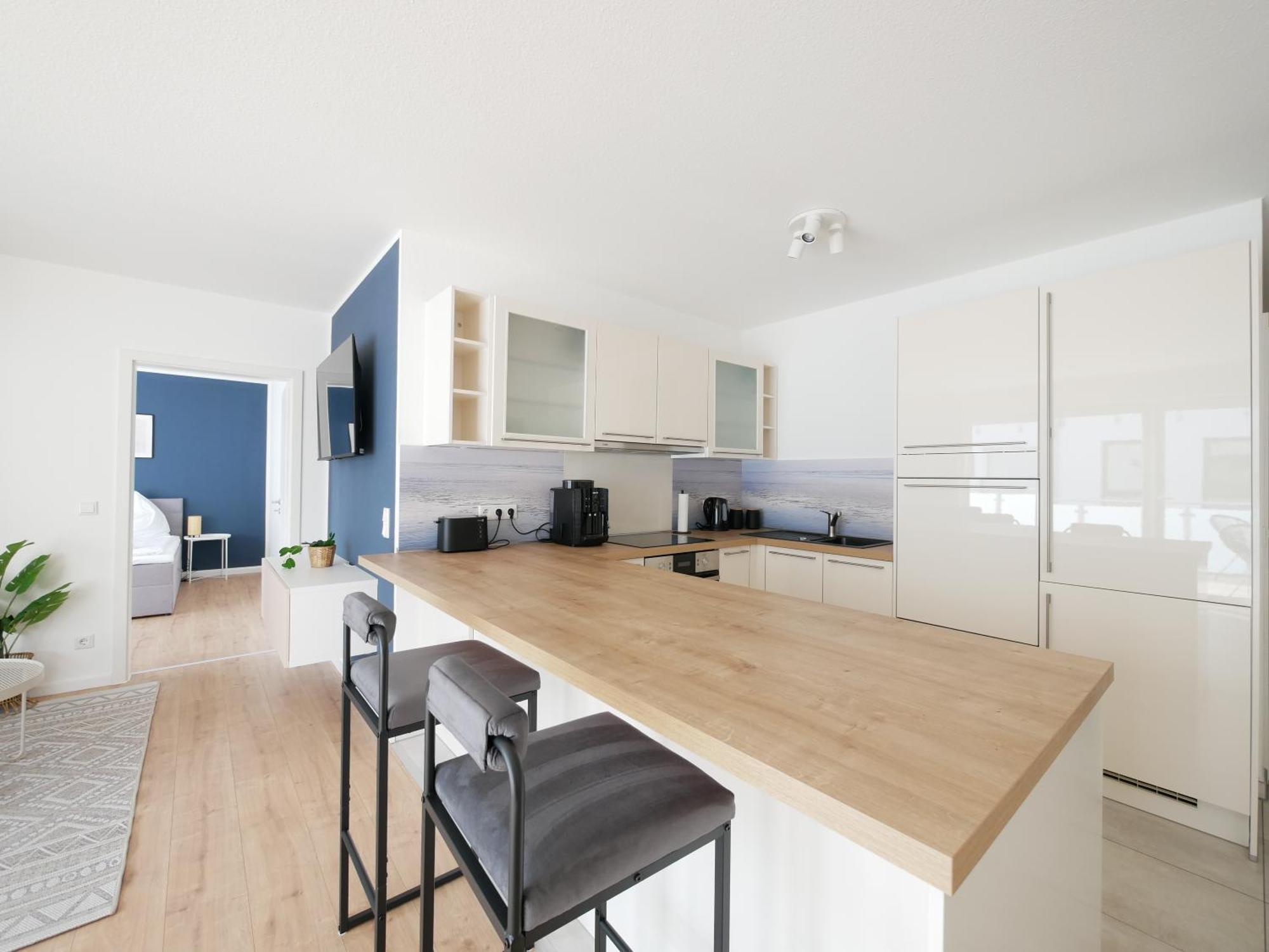 85qm, Parkplatz, Zentral, Grosser Balkon, 2 Baeder *